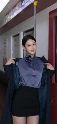 地铁上的唐安琪妖娆万千