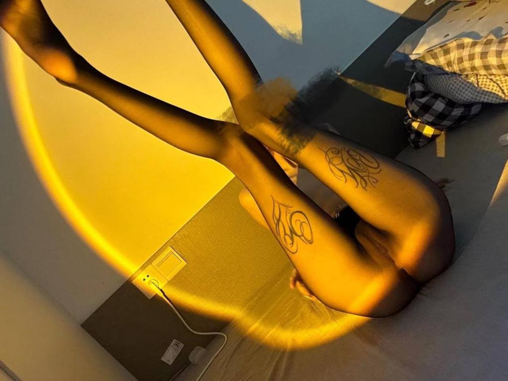 反差妹 - 高潮脸和M腿 [100P]