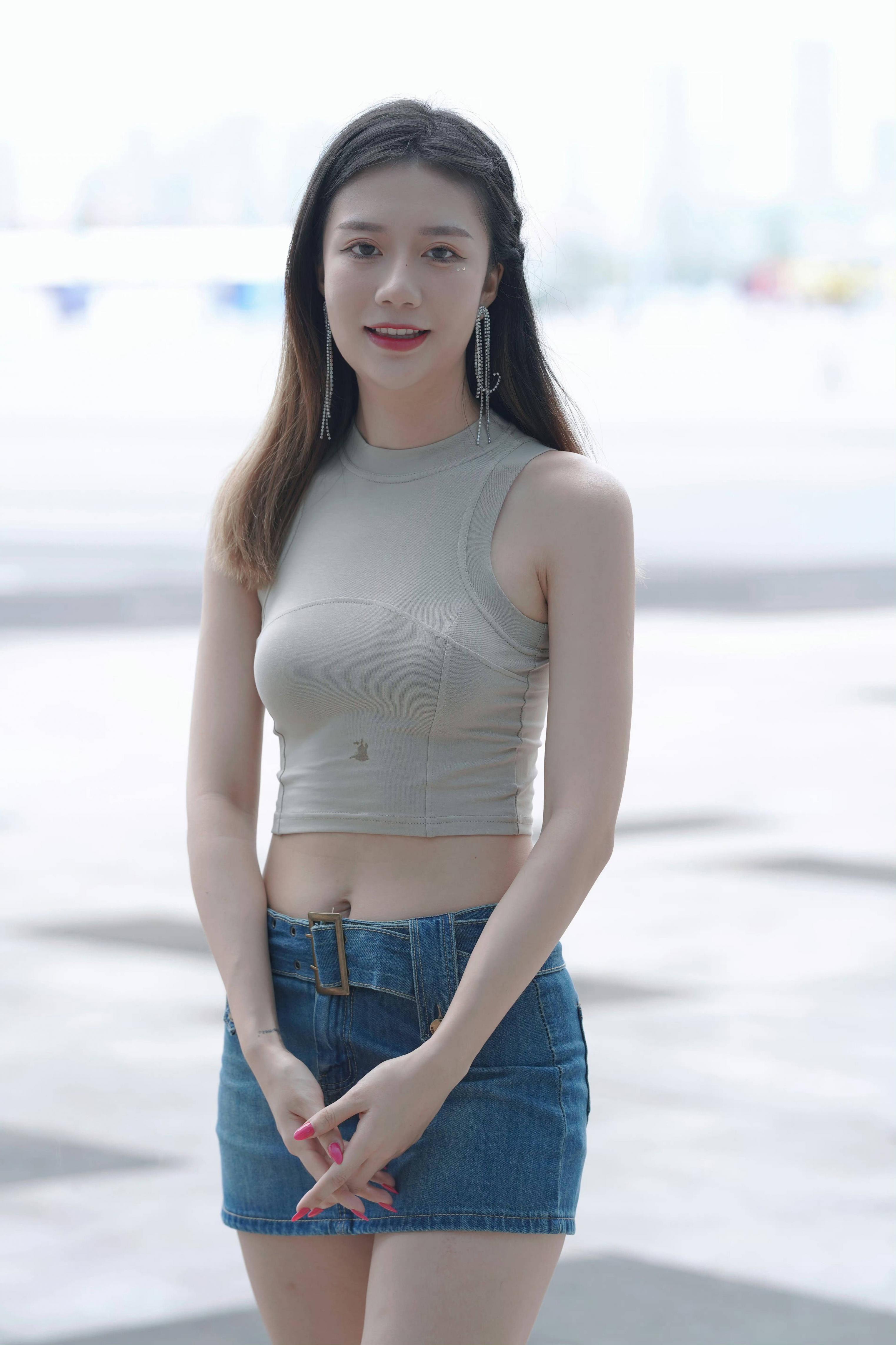 小姐姐真敬业，膝盖没好就又开工了。