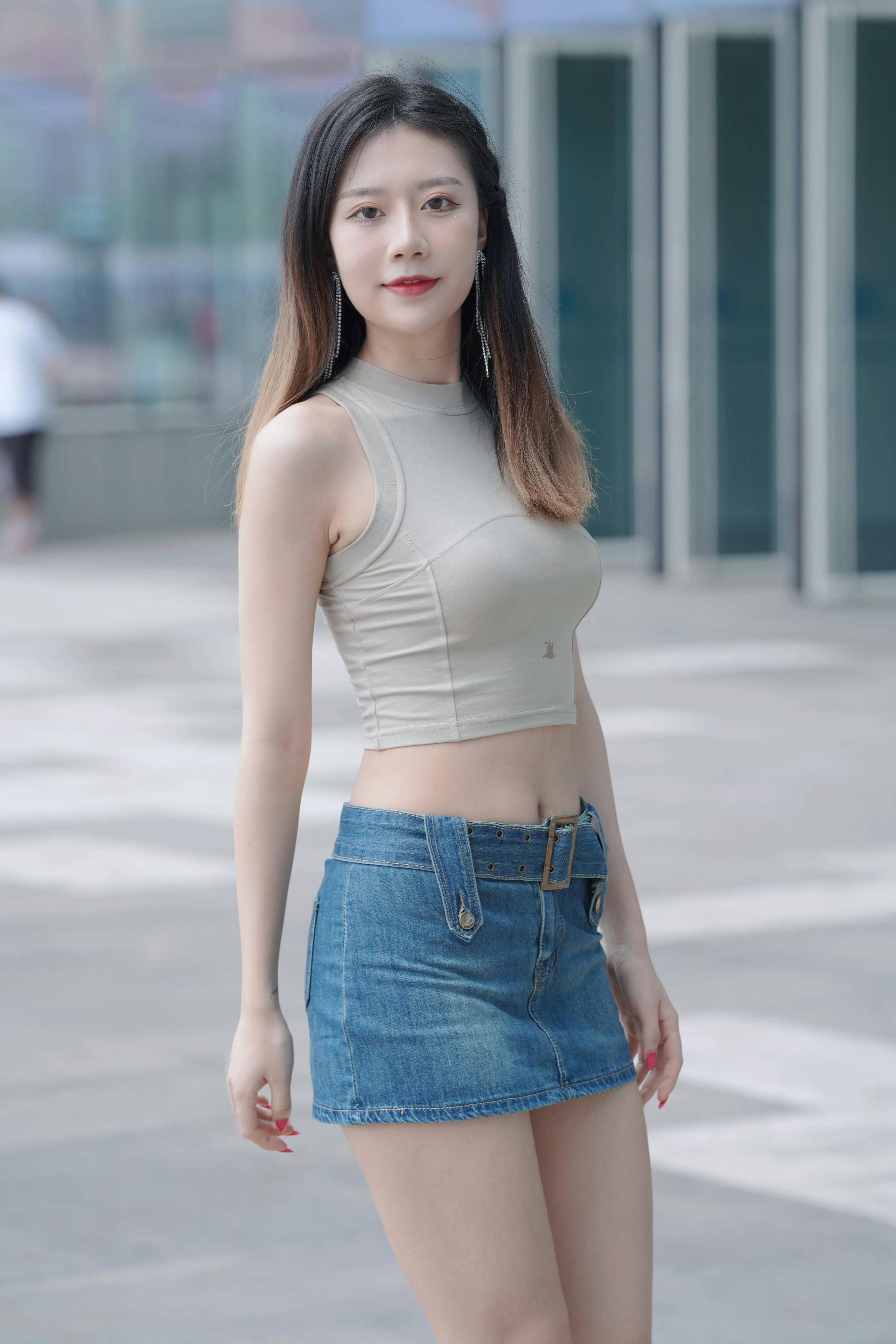 小姐姐真敬业，膝盖没好就又开工了。