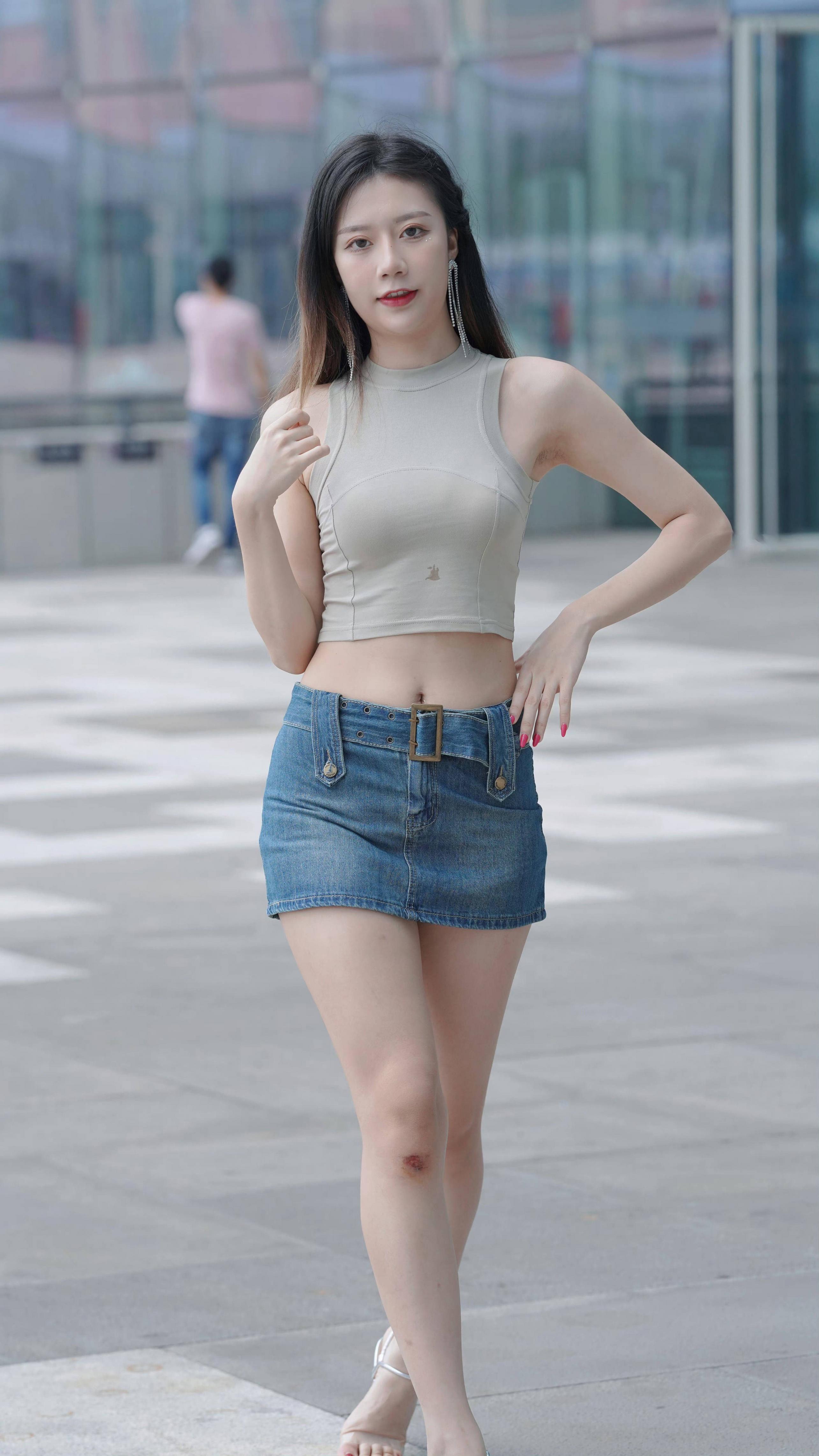 小姐姐真敬业，膝盖没好就又开工了。