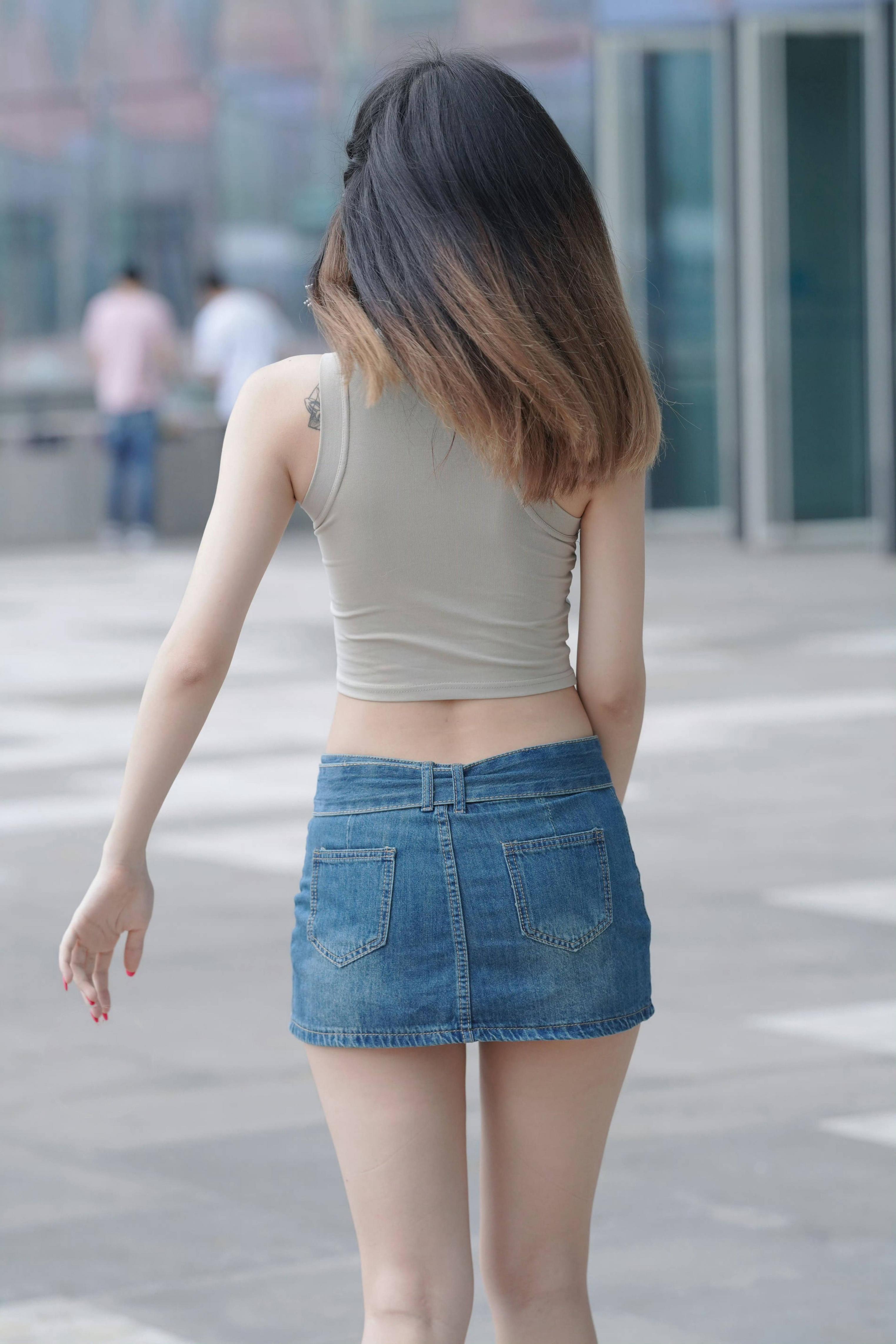 小姐姐真敬业，膝盖没好就又开工了。