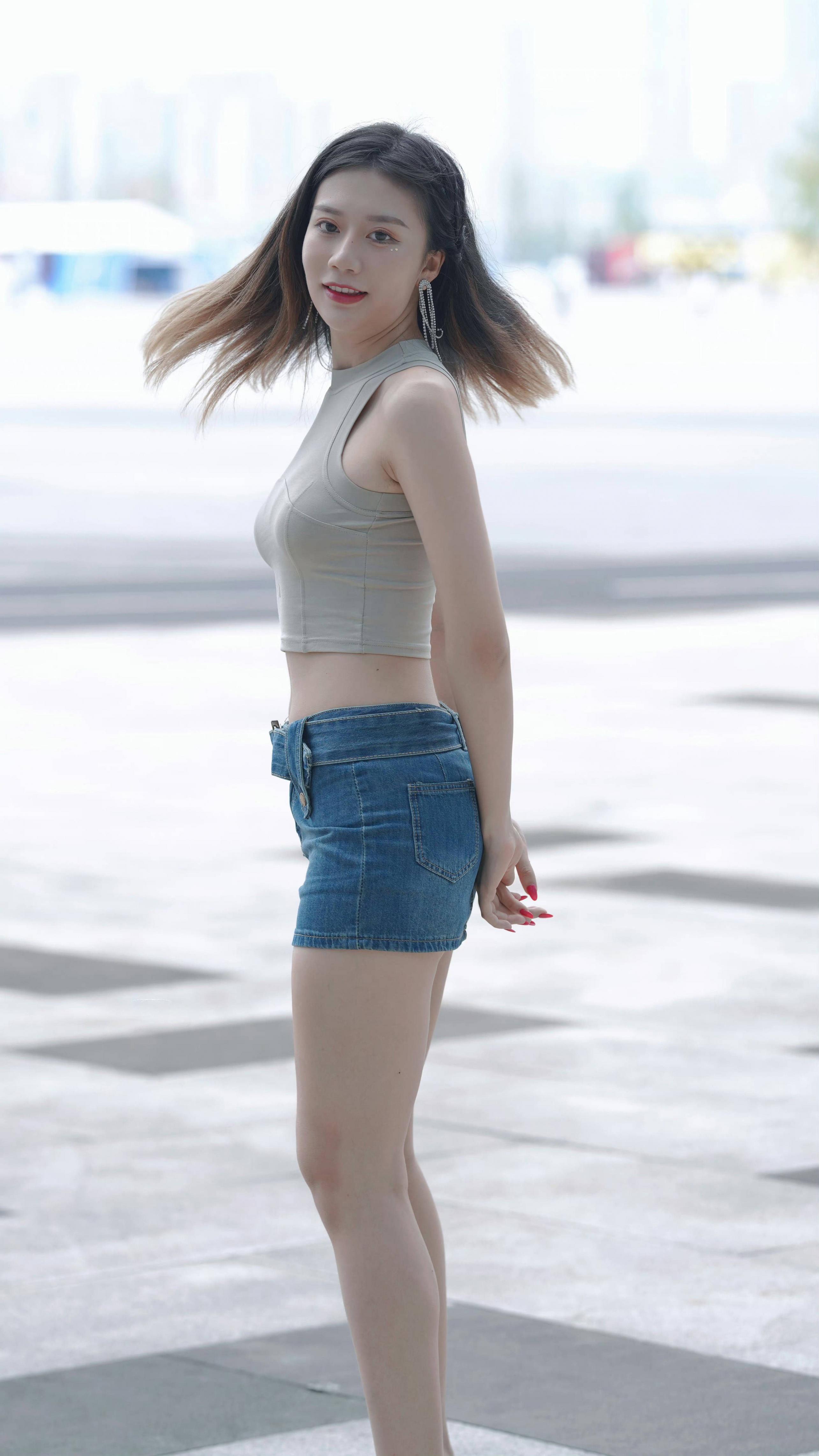 小姐姐真敬业，膝盖没好就又开工了。