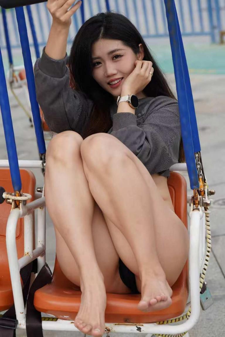 小姐姐，你奶漏出来了~[18P]