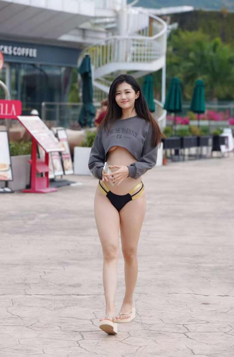 小姐姐，你奶漏出来了~[18P]