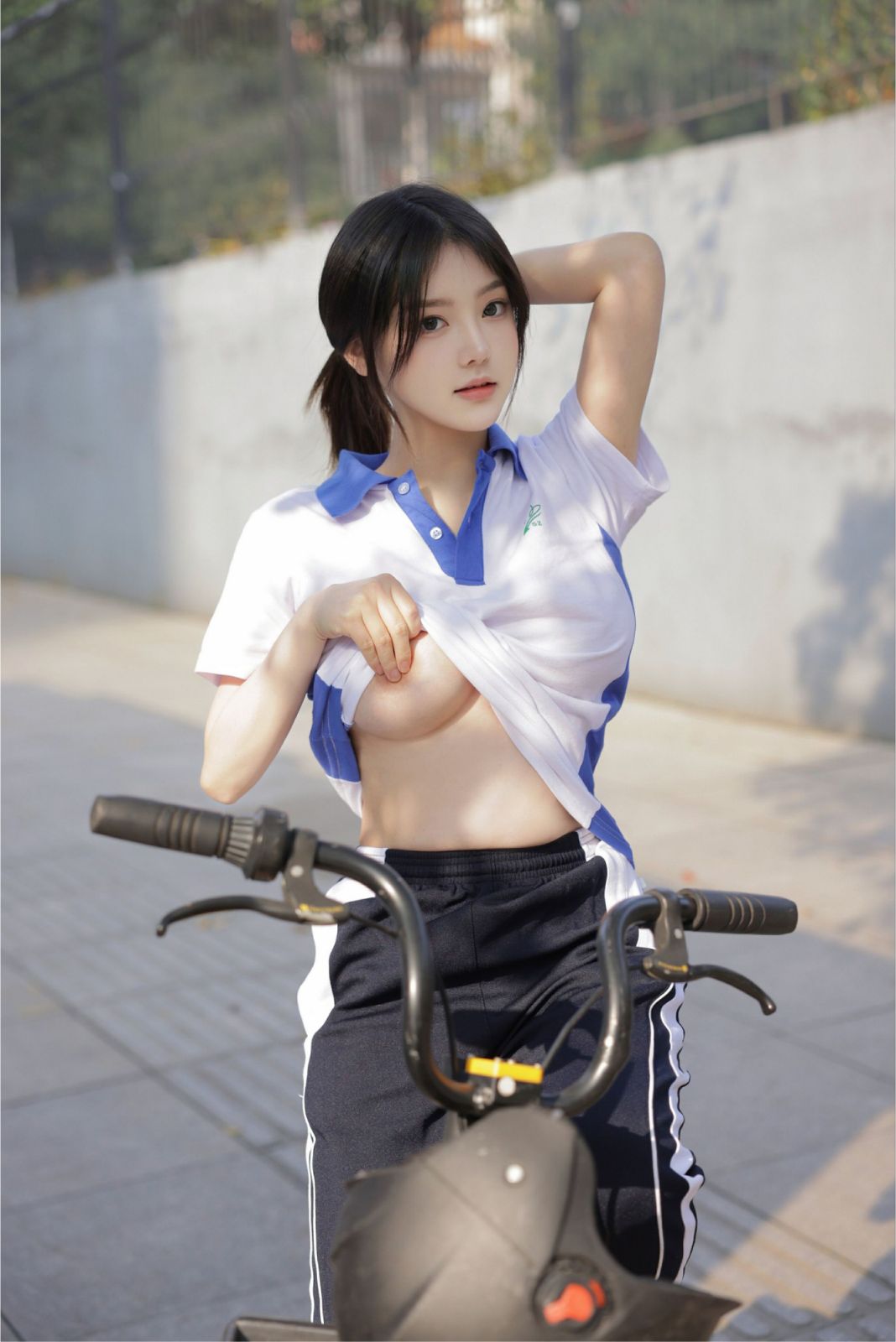 秀人网豆瓣酱--路边公交车露出内部私购写真