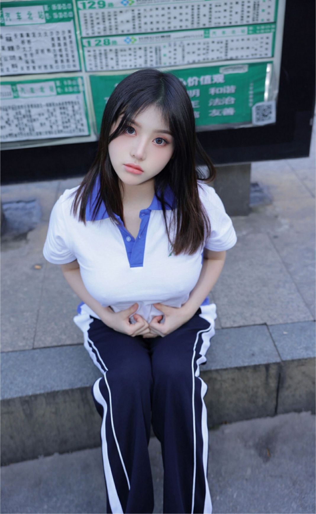 秀人网豆瓣酱--路边公交车露出内部私购写真