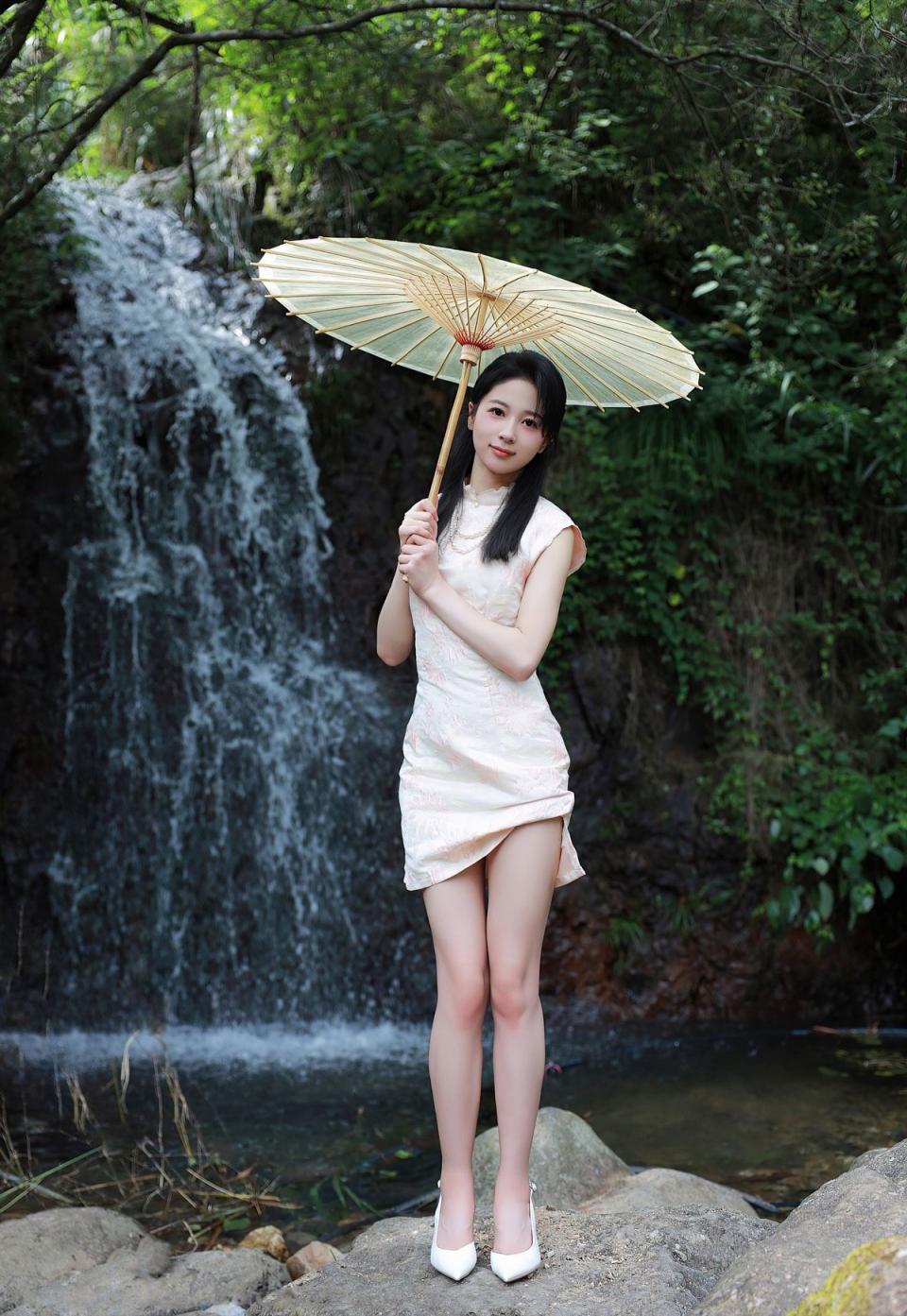 山野之间的古风小姐姐，浸入小溪露出那里。