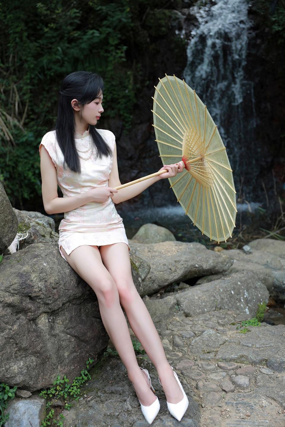 山野之间的古风小姐姐，浸入小溪露出那里。