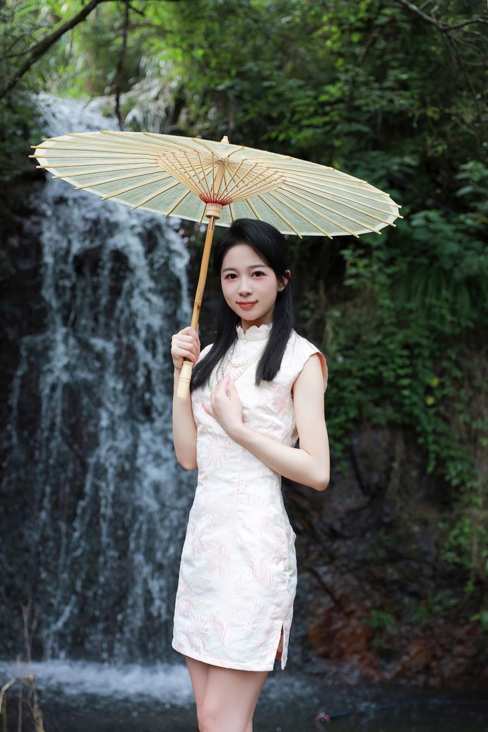 山野之间的古风小姐姐，浸入小溪露出那里。