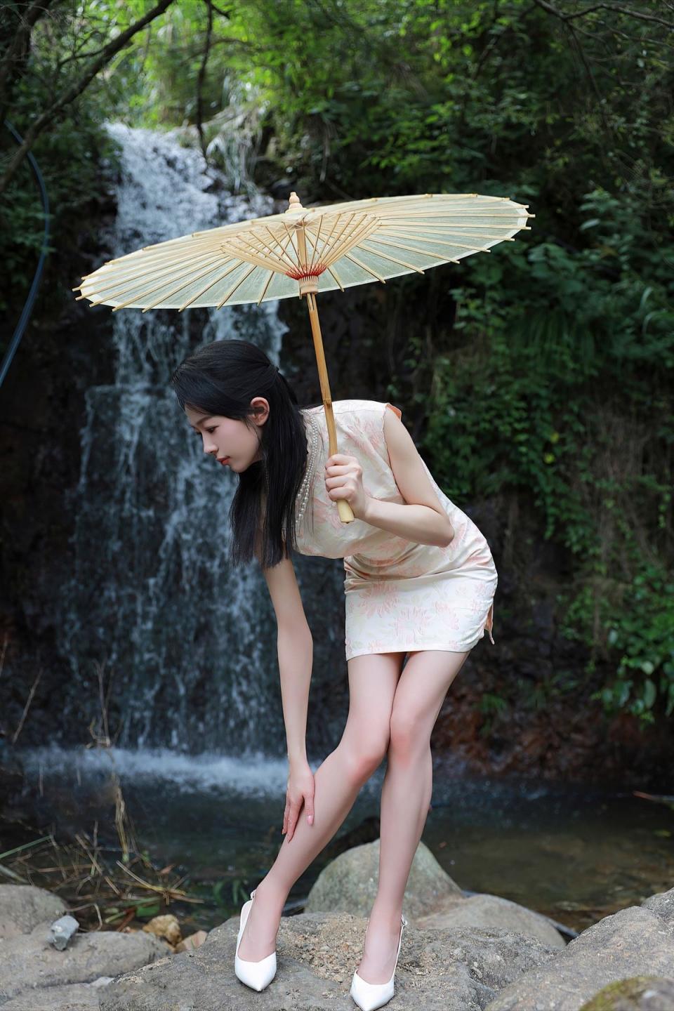 山野之间的古风小姐姐，浸入小溪露出那里。