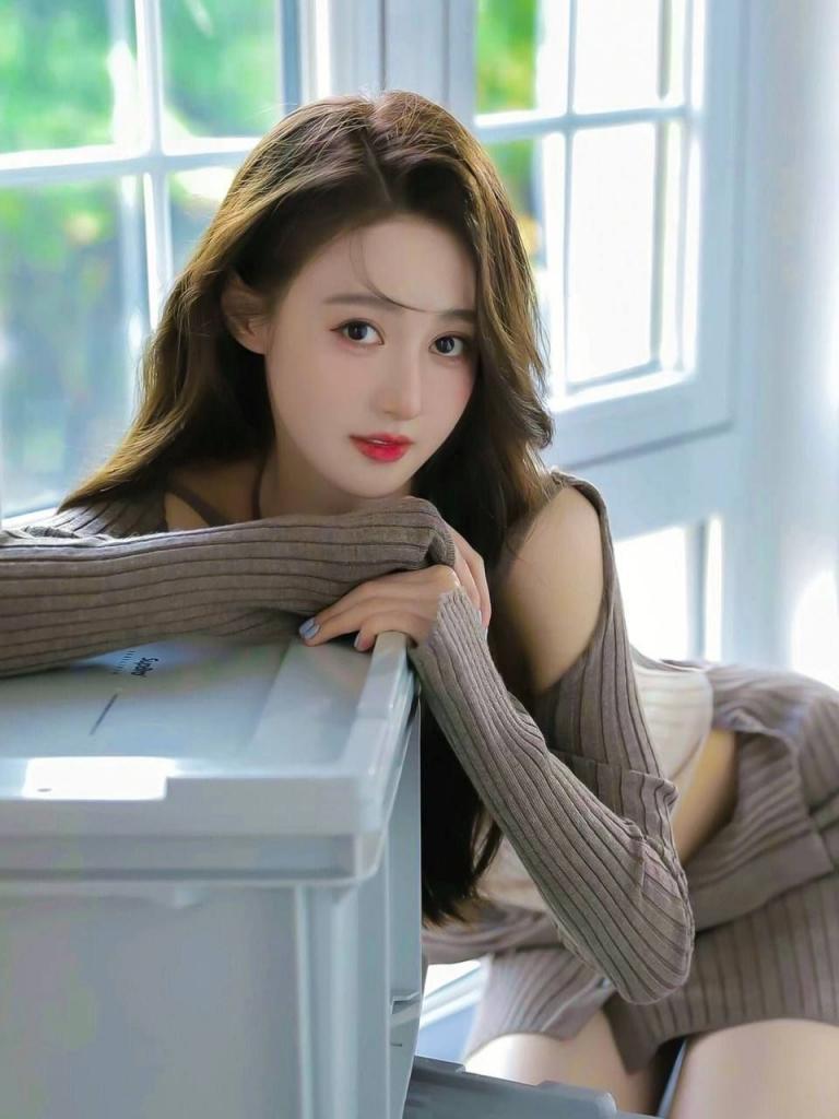 靠窗边的美女风景