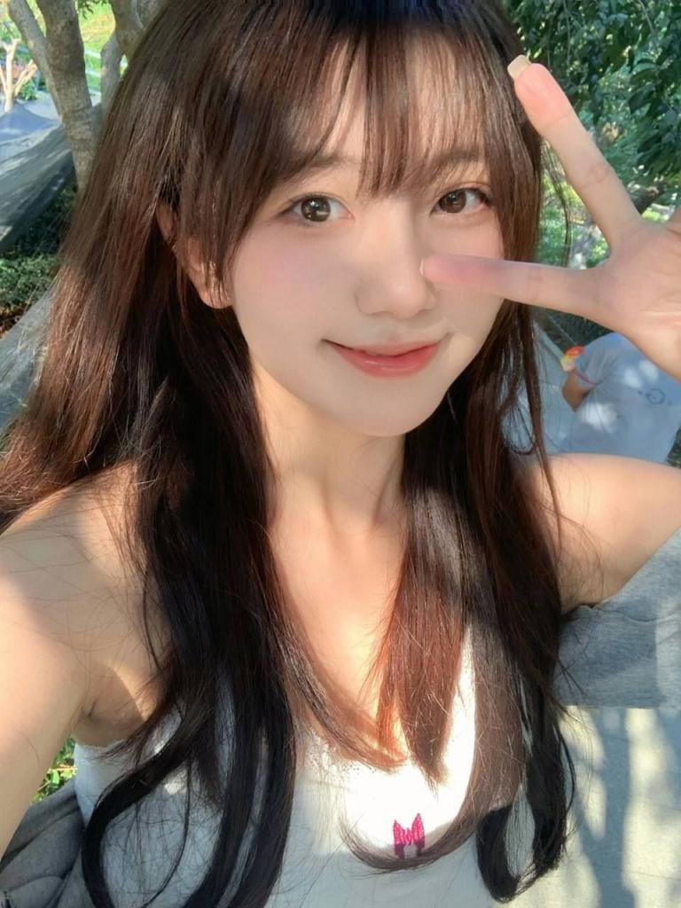 靠窗边的美女风景