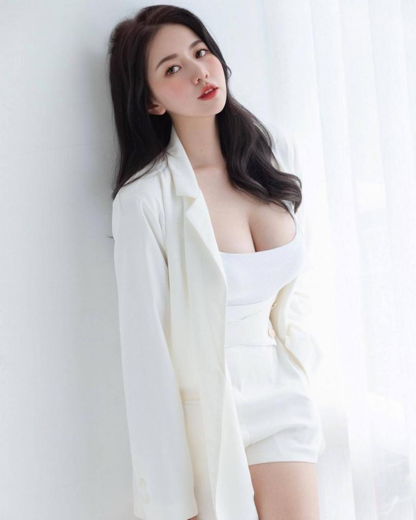 靠窗边的美女风景