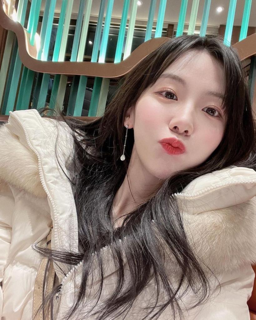 靠窗边的美女风景