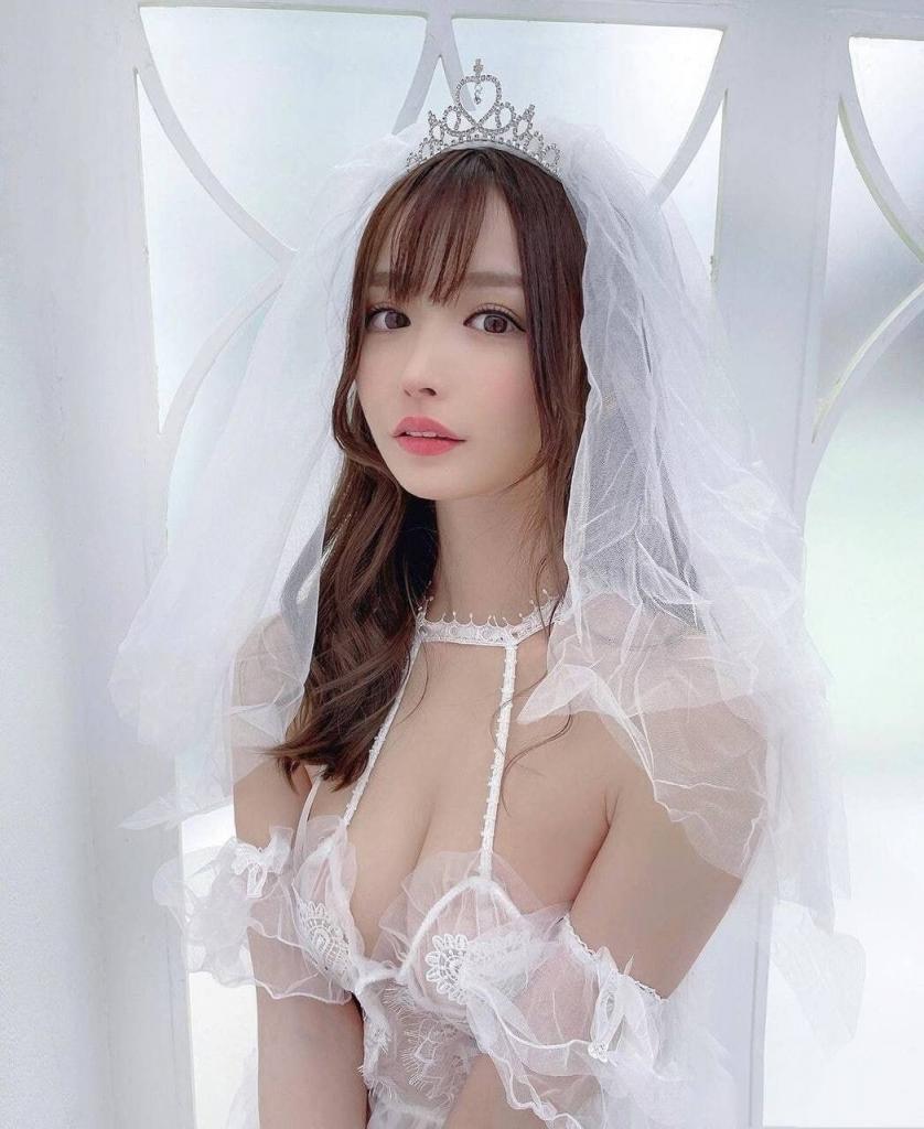 靠窗边的美女风景