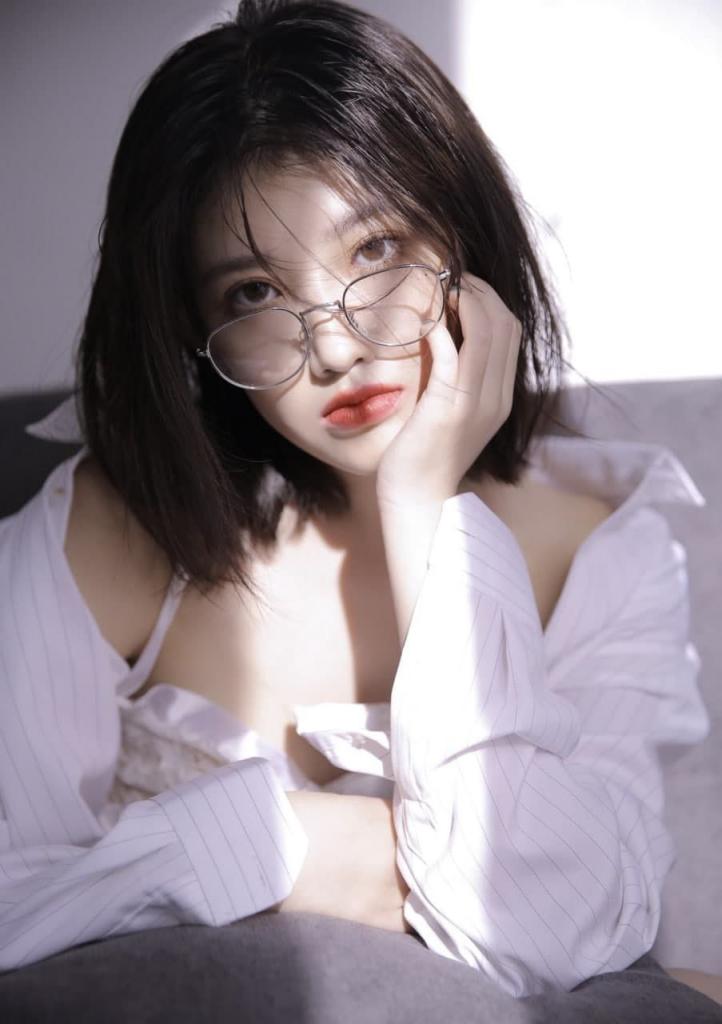 靠窗边的美女风景