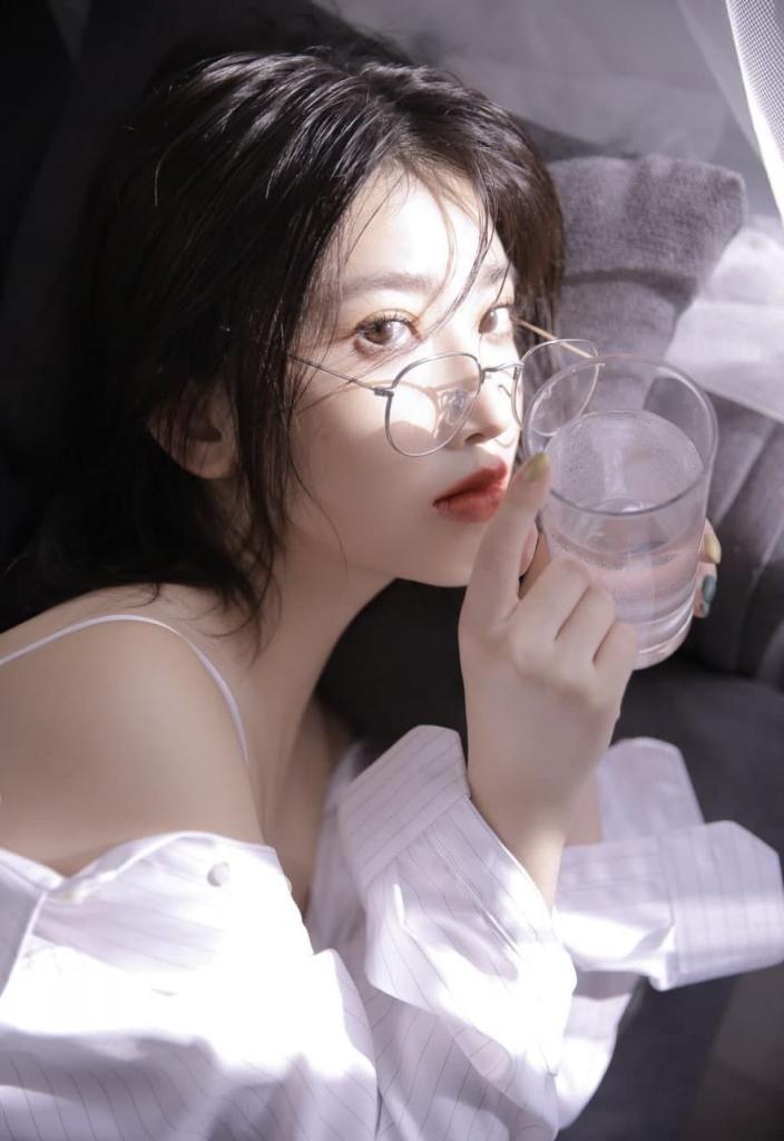 靠窗边的美女风景