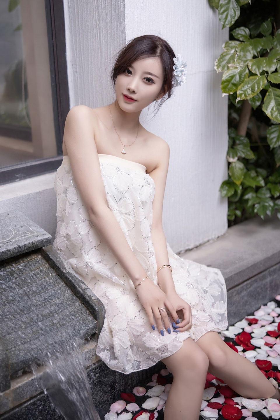 一池春水一个美人杨晨晨娇嫩肌肤柔美动人