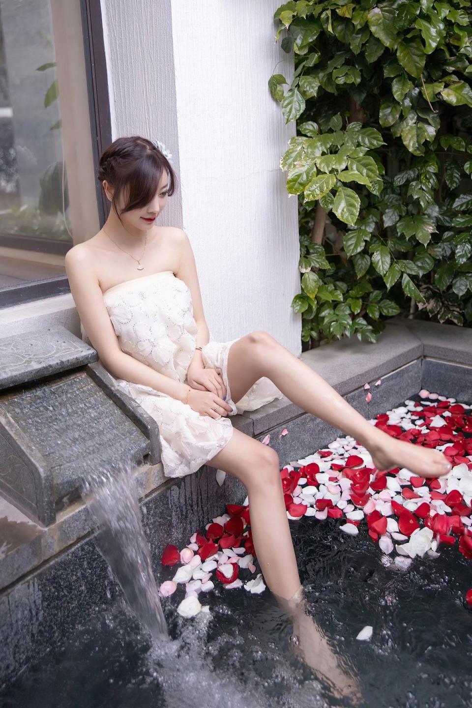 一池春水一个美人杨晨晨娇嫩肌肤柔美动人