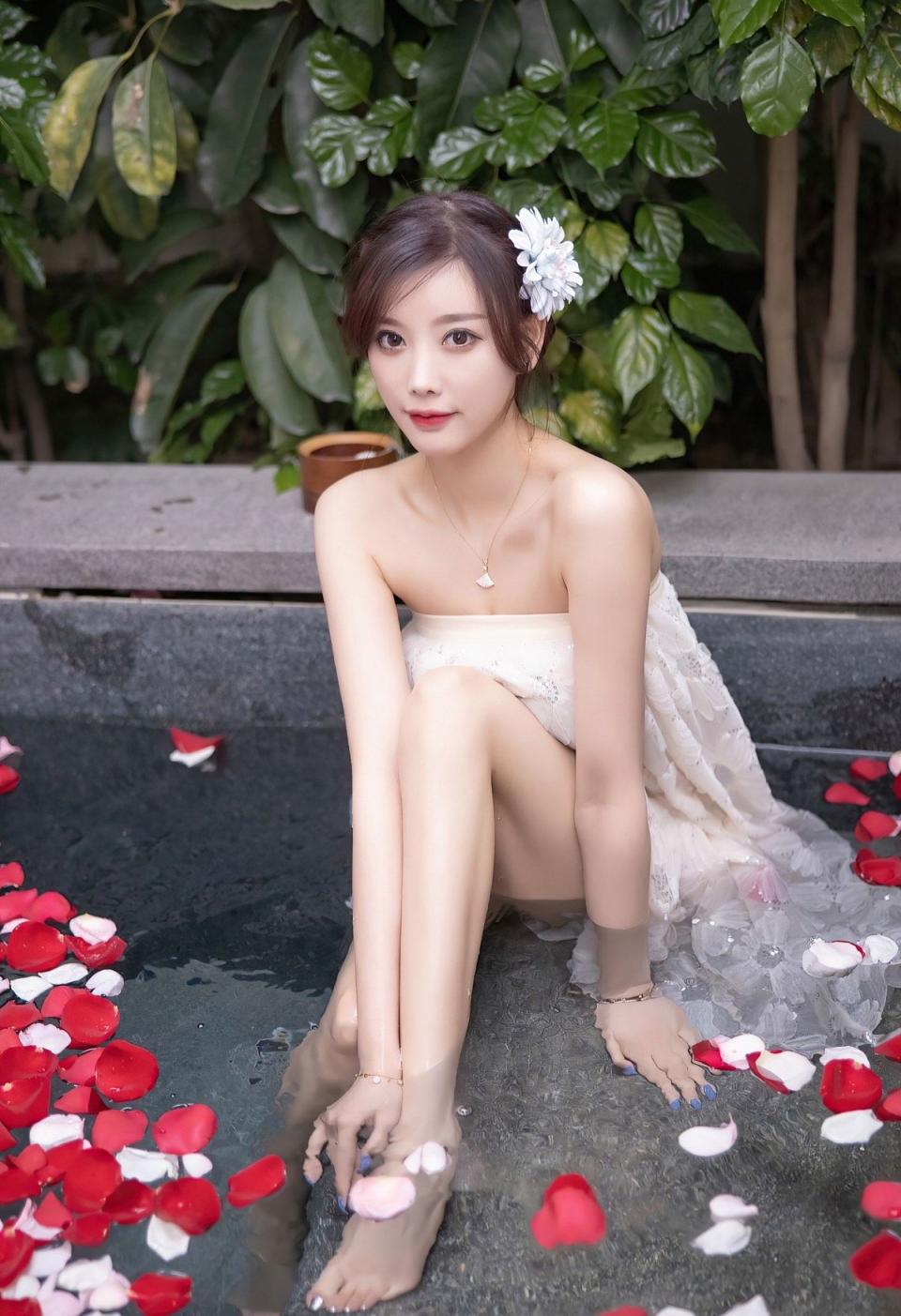 一池春水一个美人杨晨晨娇嫩肌肤柔美动人