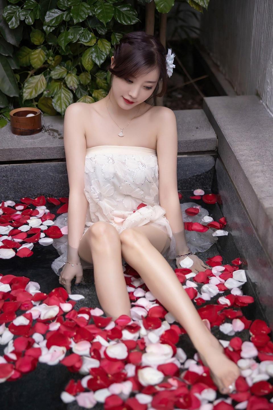 一池春水一个美人杨晨晨娇嫩肌肤柔美动人