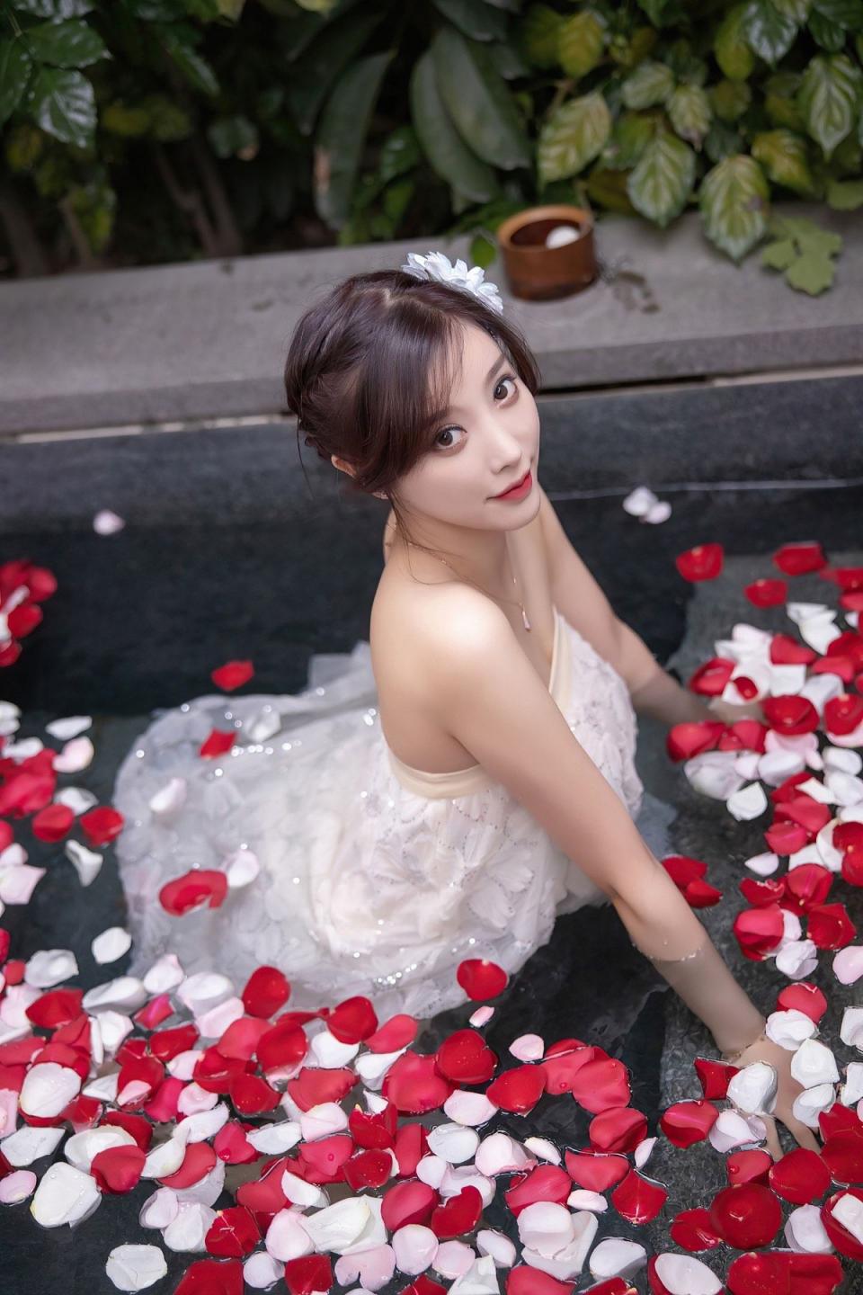 一池春水一个美人杨晨晨娇嫩肌肤柔美动人