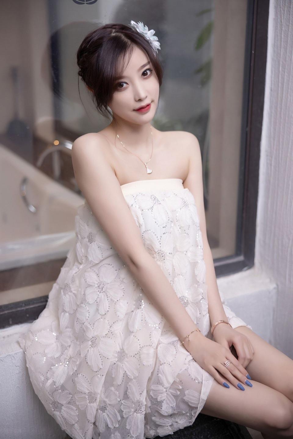 一池春水一个美人杨晨晨娇嫩肌肤柔美动人