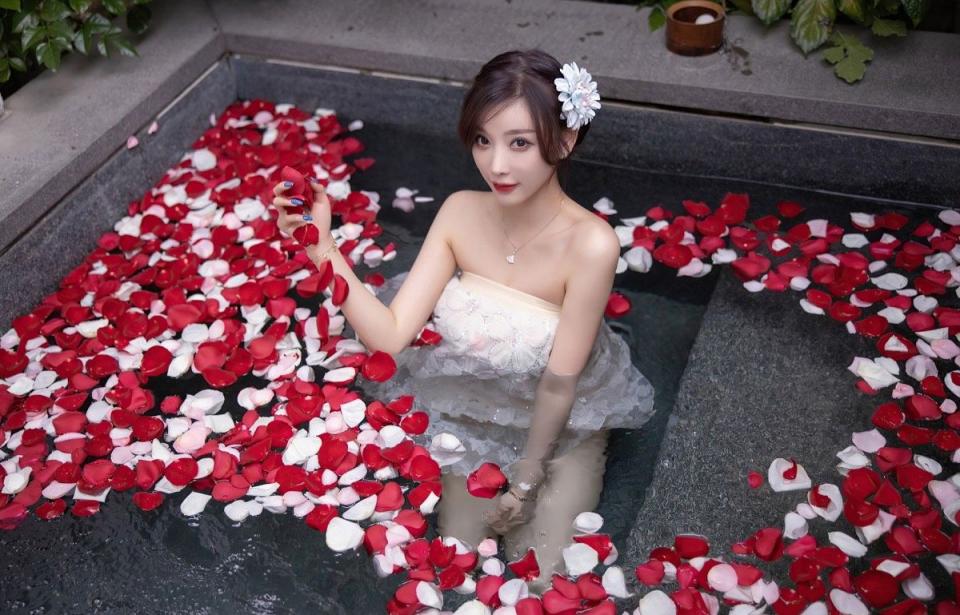 一池春水一个美人杨晨晨娇嫩肌肤柔美动人