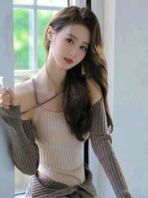 靠窗边的美女风景