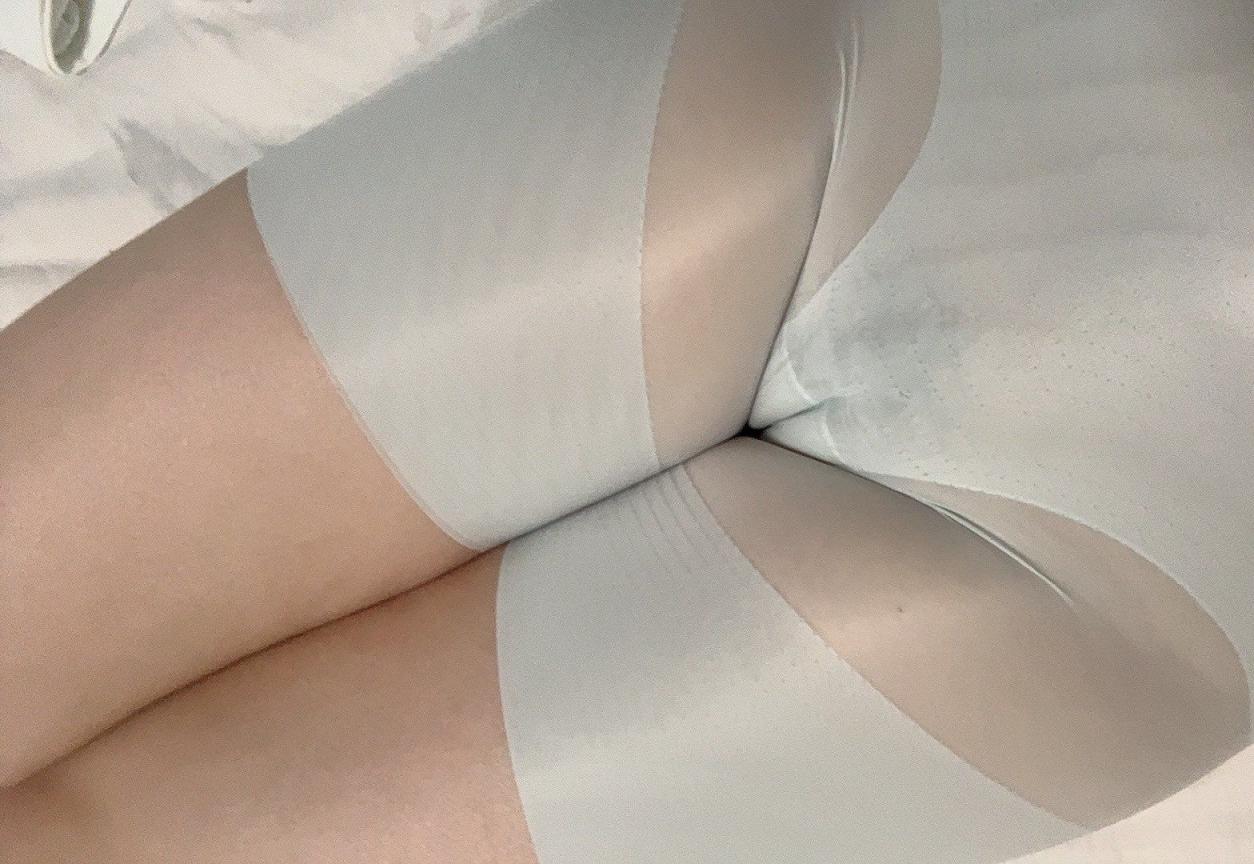 穿衣服显露的肥美鲍鱼