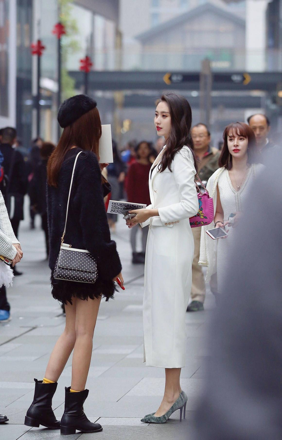 街上非常精致的女人们，人美腿长非常养眼！