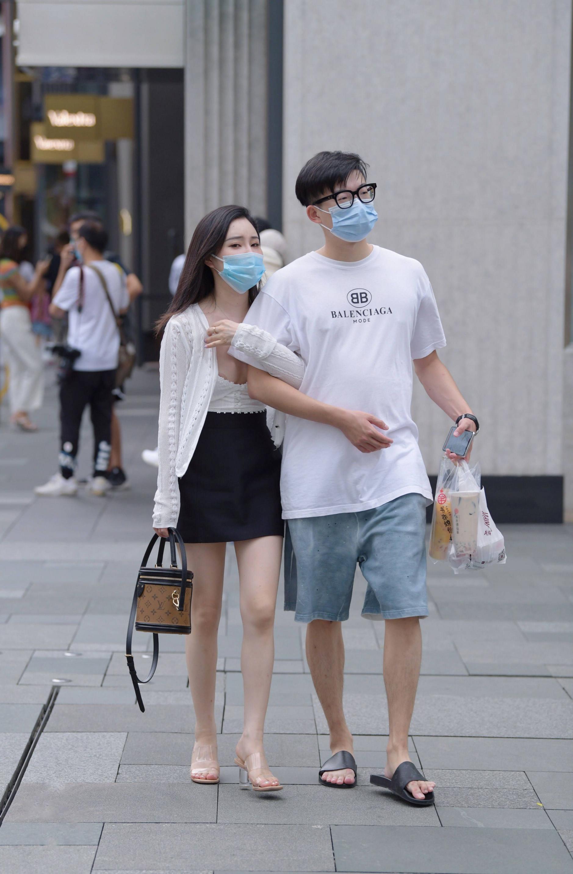 街上非常精致的女人们，人美腿长非常养眼！