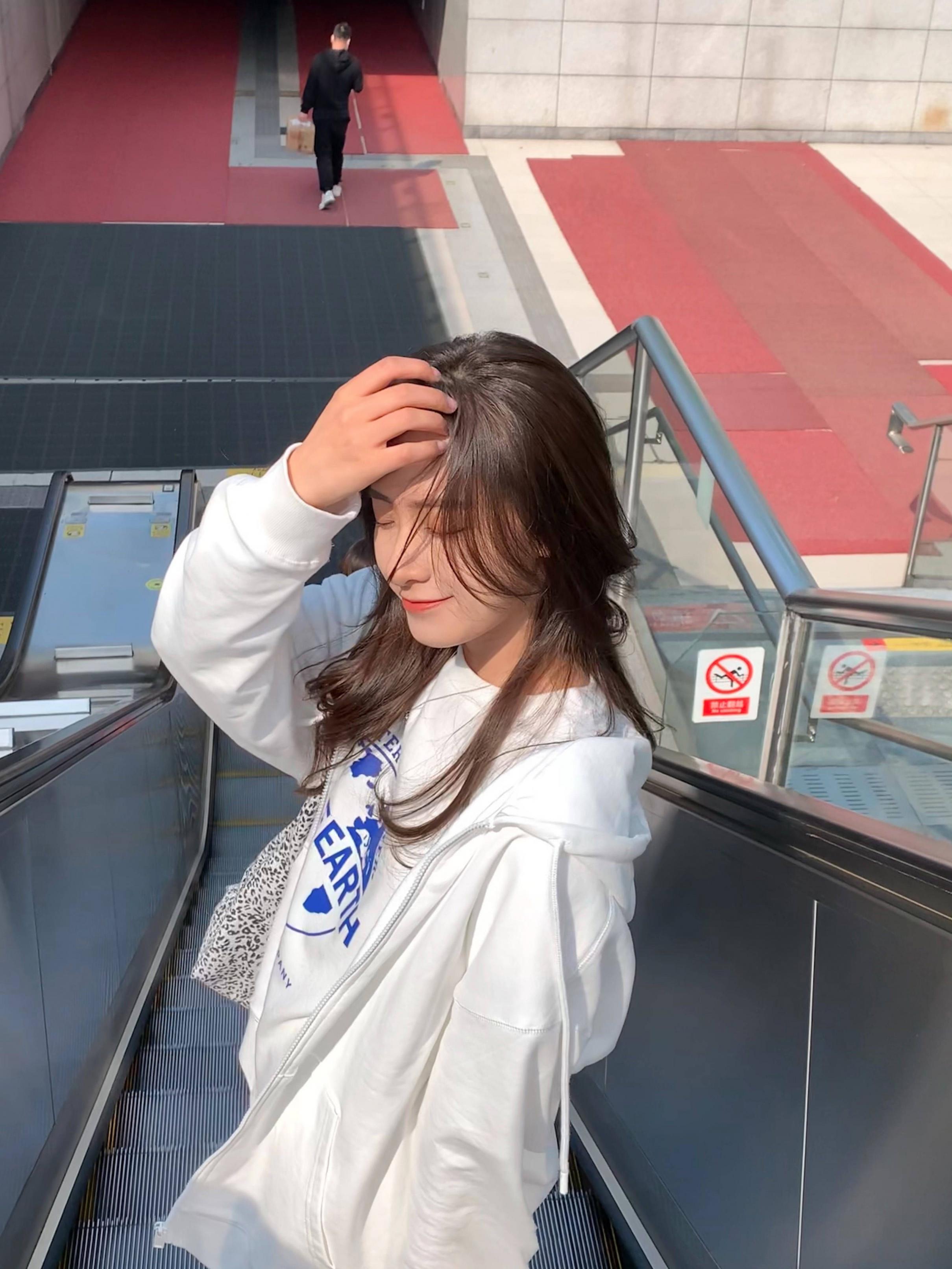 街上非常精致的女人们，人美腿长非常养眼！