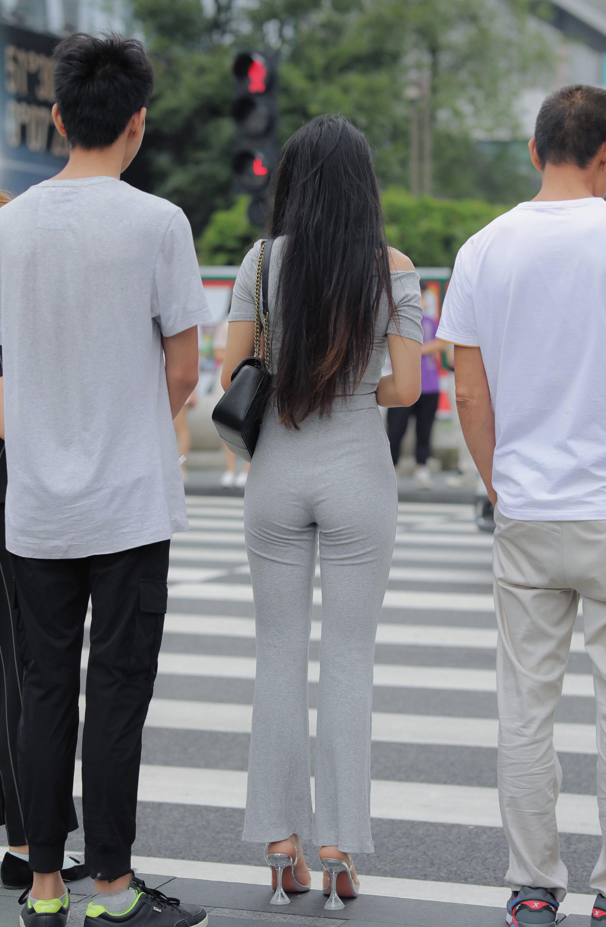 街上非常精致的女人们，人美腿长非常养眼！