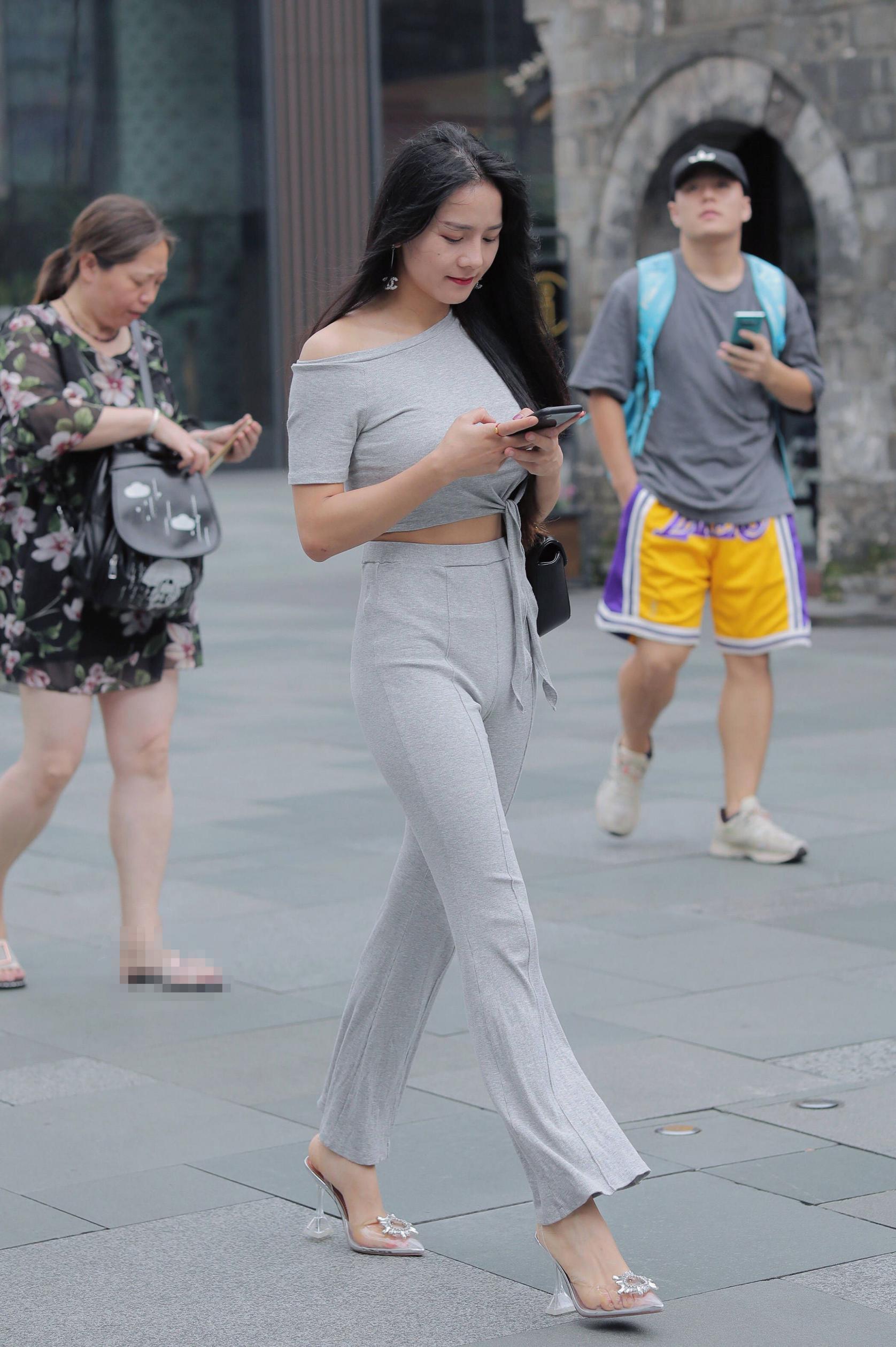 街上非常精致的女人们，人美腿长非常养眼！