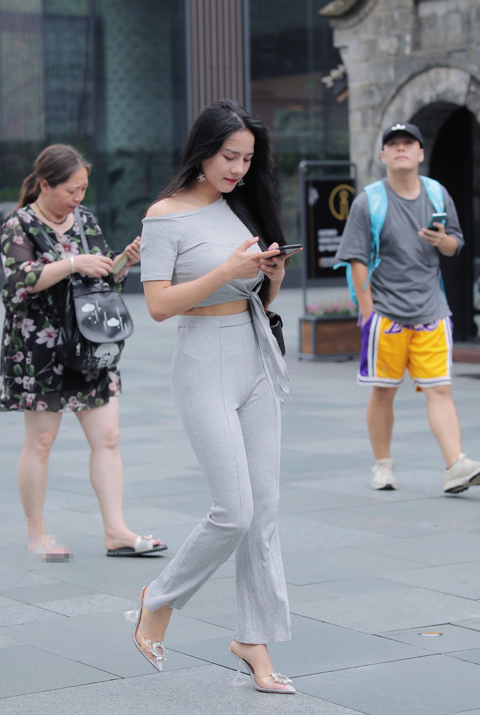 街上非常精致的女人们，人美腿长非常养眼！