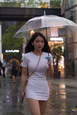 街上非常精致的女人们，人美腿长非常养眼！