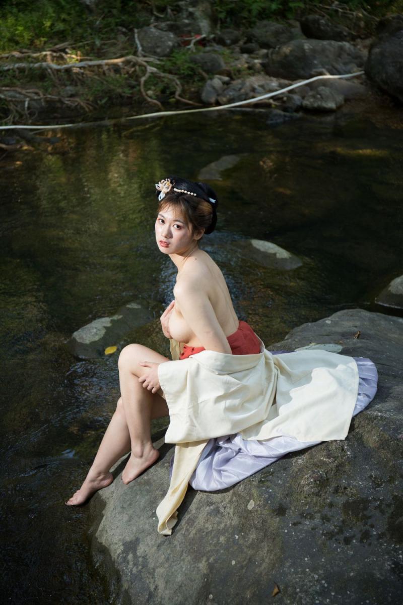 大自然中的露乳美女