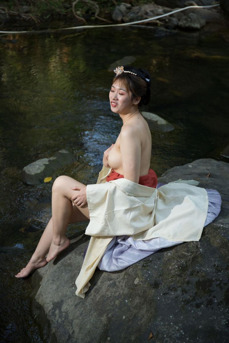 大自然中的露乳美女