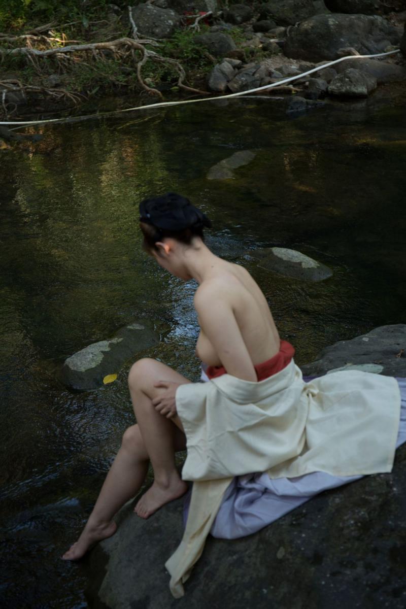 大自然中的露乳美女