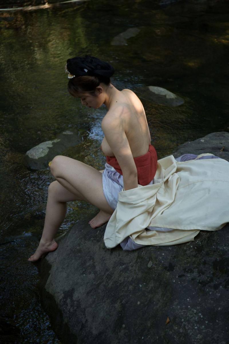 大自然中的露乳美女