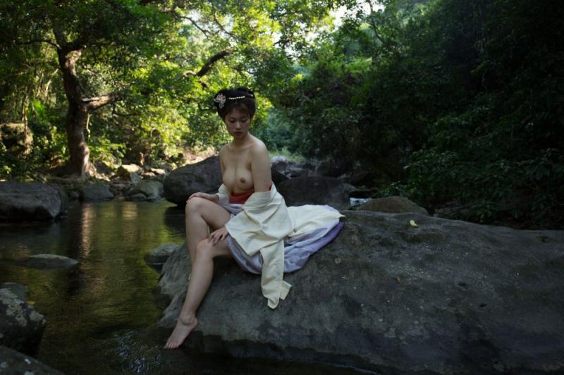 大自然中的露乳美女