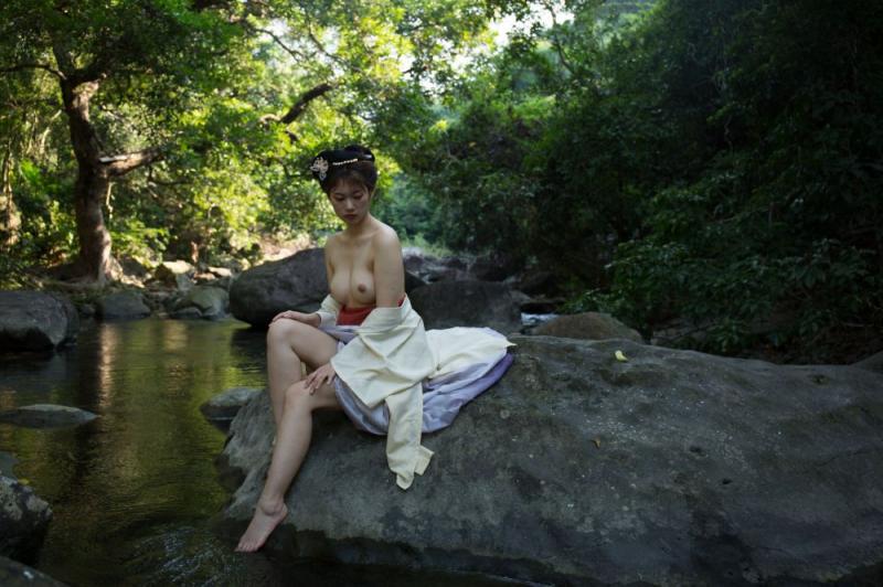 大自然中的露乳美女