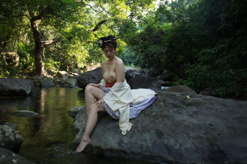 大自然中的露乳美女