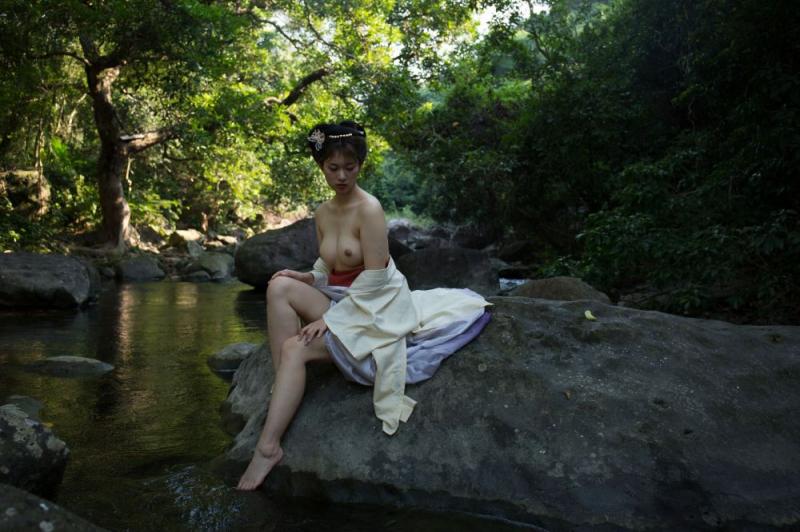 大自然中的露乳美女