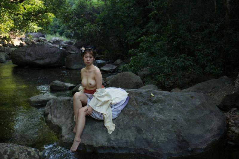 大自然中的露乳美女