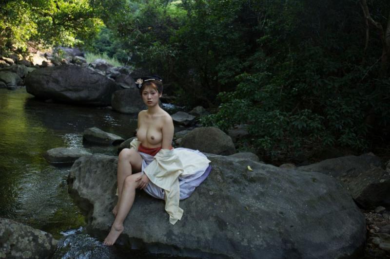 大自然中的露乳美女