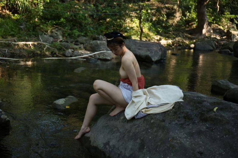 大自然中的露乳美女