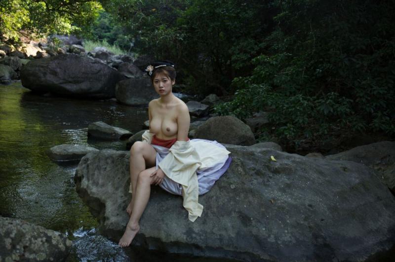 大自然中的露乳美女